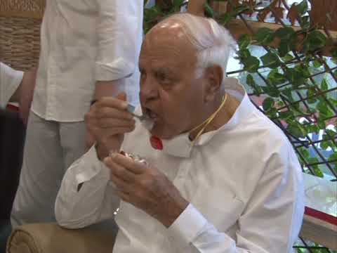 Farooq Abdullah inaugurates Ice Cream shop in Srinagar