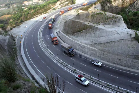 ‘Throw Srinagar-Jammu highway for us: Jammu bound drivers to Govt
