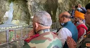 Defence Minister Rajnath Singh visits holy cave of Amarnathji Shrine, forward posts in Kupwara