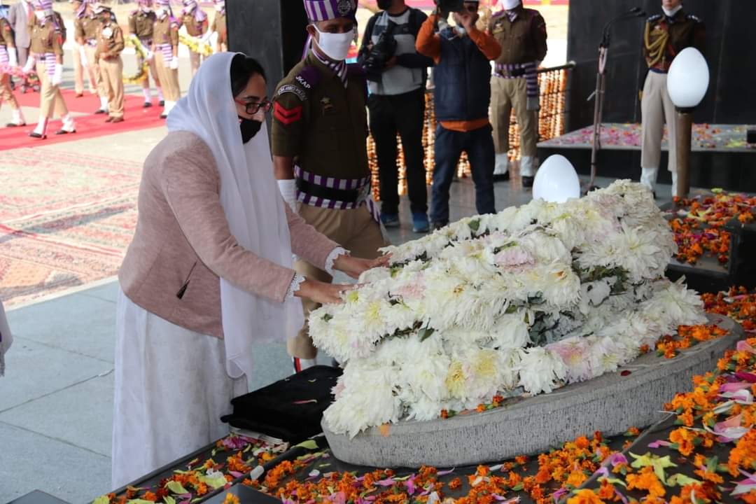 Darakhshan Andrabi Paid tribute to the Martyrs of Jammu & Kashmir police.