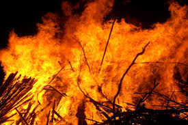 DC Shopian visits Bohrihallan fire victims, assures of compensation