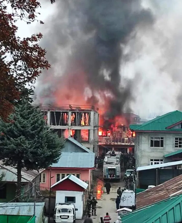 Massive fire breaks out in Tehsil office in Bandipora
