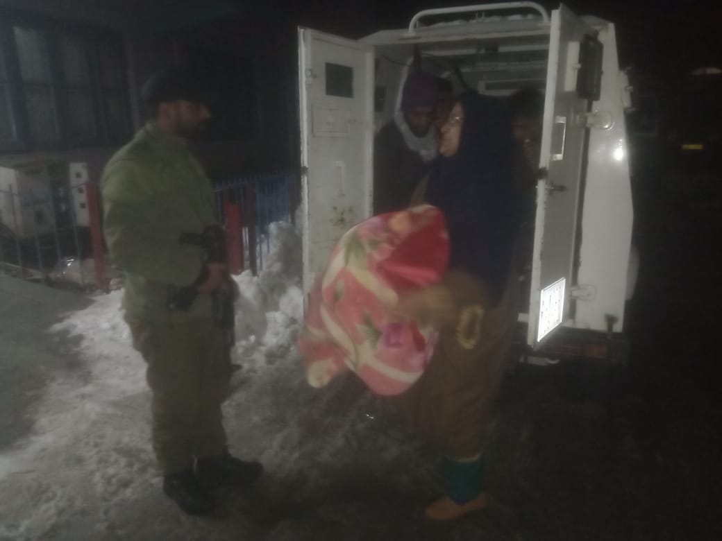 Ajas Police acts as ‘saviours’, ferry pregnant lady to hospital amid heavy snowfall