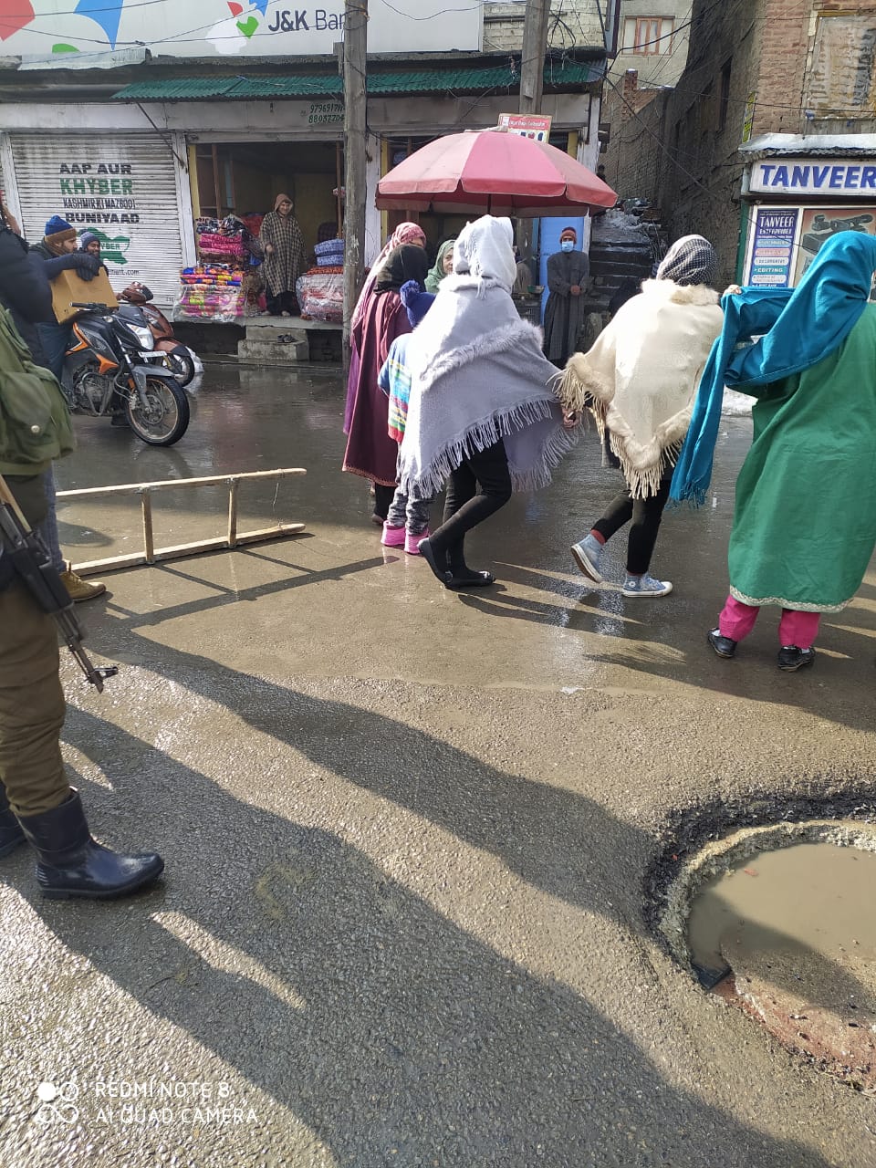 Srinagar residents protest against shortage of electricity