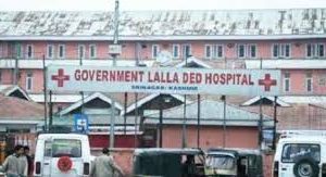 Overflowing Manhole at Lal Ded Hospital Gate Sully Whole Stretch of Road, Commuters Suffer