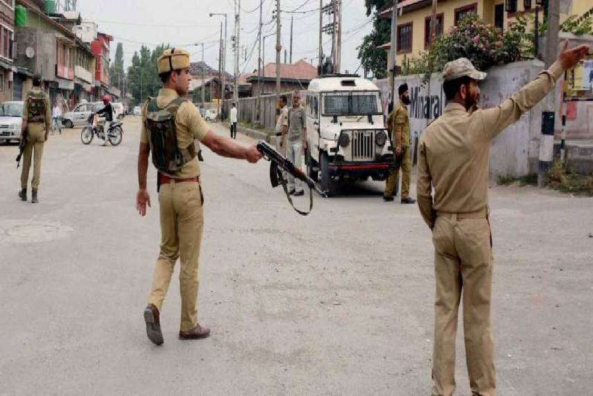 Police arrested 10 persons for stone pelting during Kakapora Pulwama gunfight