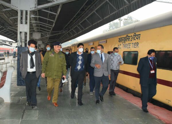 Div Com takes stock of passenger facilities at Jammu Railway Station; discusses redevelopment plan