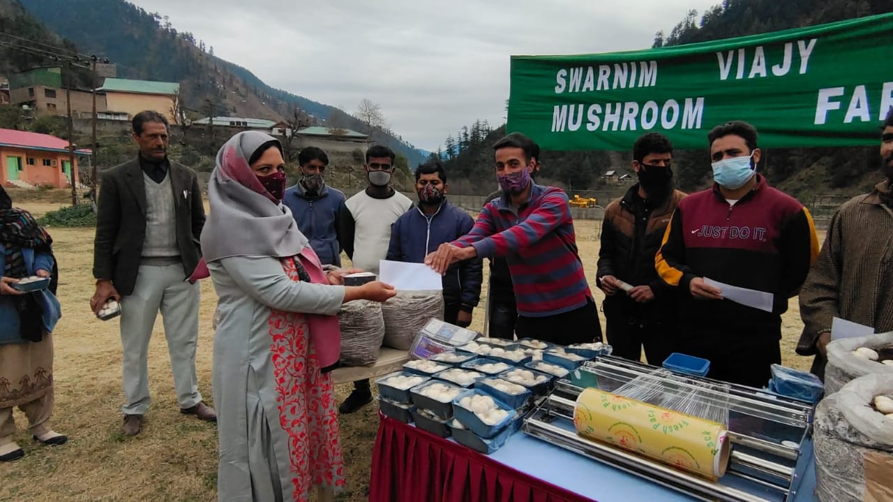 Army facilitates promotion of Mushroom farming in district Kishtwar