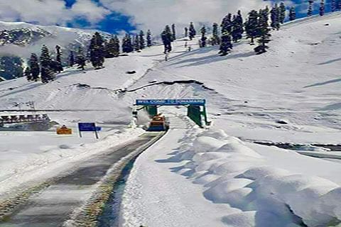 Sonamarg-Zojjila road closed for traffic after fresh snowfall