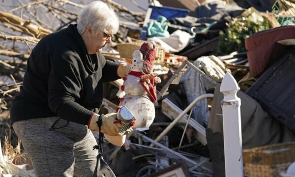 Thousands without heat, water in US after tornadoes kill dozens