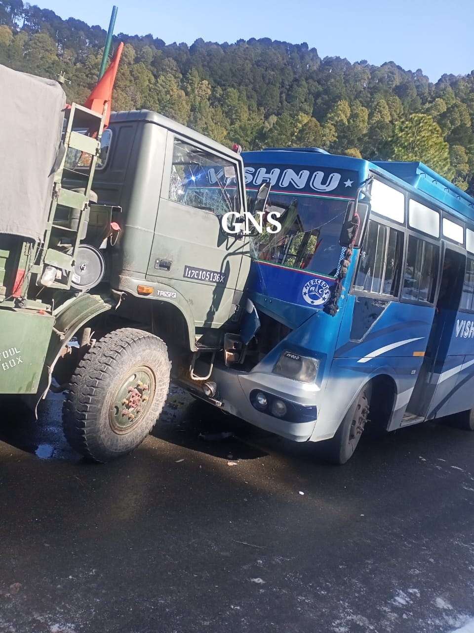 7 persons injured in head-on collision between army, civilian bus in Poonch