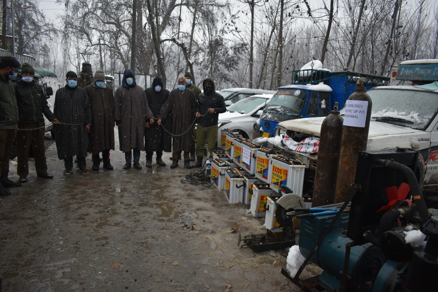 GANDERBAL POLICE  SOLVES TWO BURGLARY CASES, BURGLARS ARRESTED, STOLEN ITEMS WORTH LACS RECOVERED