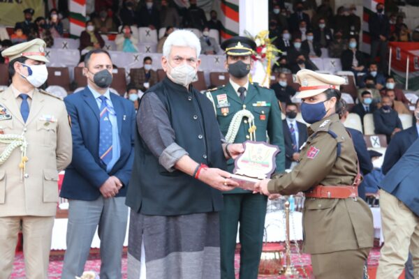 LG Manoj Sinha awards JK Police pipe band, women contingent at Beating Retreat ceremony
