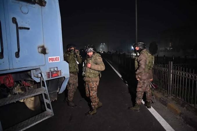 Kulgam Encounter: Cop, JeM militant killed, 03 Army soldiers, 02 civilians injured in ongoing gunfight: IGP Kashmir