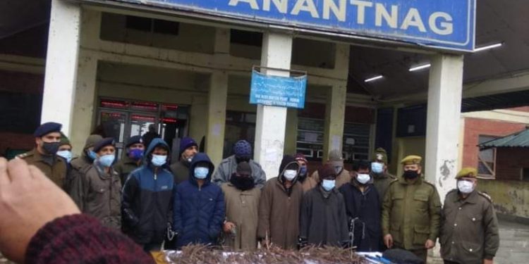 Interconnected gang of thieves busted 21 accused held ; Stolen property recovered