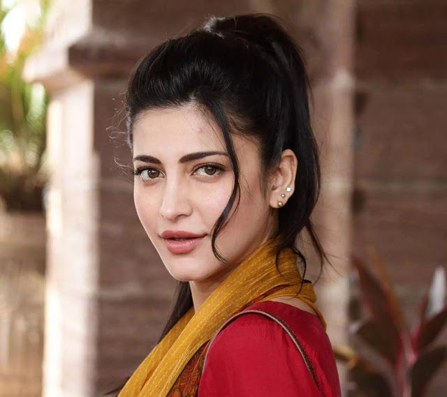 Shruti Haasan applauds SRK for paying tribute to Lata Mangeshkar in his unique style