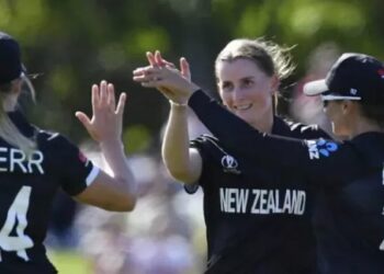 Bates, Rowe shine as NZ beat Pak by 71 runs