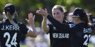 Bates, Rowe shine as NZ beat Pak by 71 runs