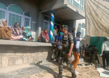 In a first, GoC 15 Corps Lt Gen D P Pandey visits house of slain SPO, his brother in Budgam