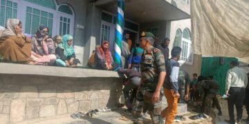 In a first, GoC 15 Corps Lt Gen D P Pandey visits house of slain SPO, his brother in Budgam