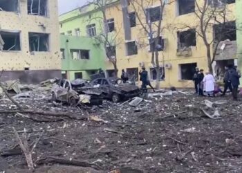 Russian troops take 500 hostage