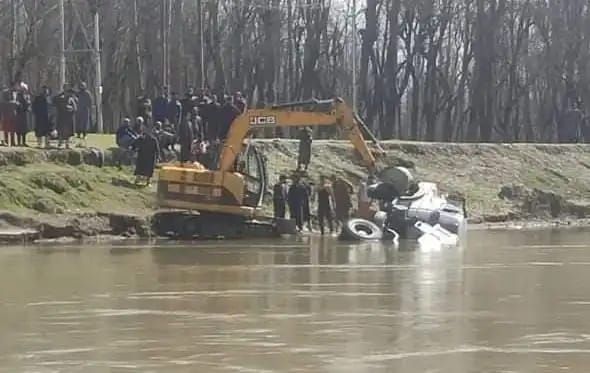 Tipper driver dies as vehicle plunges into nallah at Kupwara