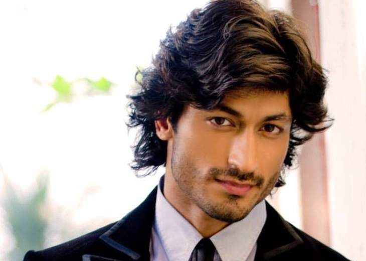 Actor Vidyut Jamwal lands in hometown Jammu, meets fans