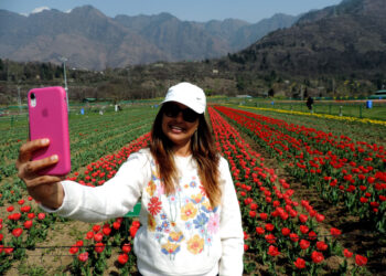 In March this year, 1.80 Lakh tourists visit Kashmir; first time in past 10 years
