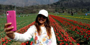 In March this year, 1.80 Lakh tourists visit Kashmir; first time in past 10 years