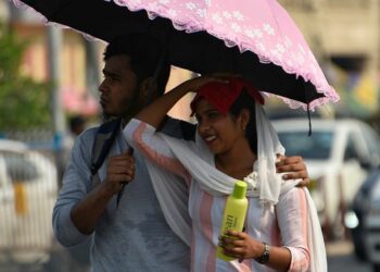 Orange alert in Delhi: Dry heatwave leaves city dwellers gasping