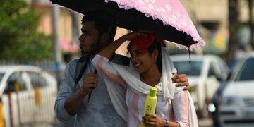 Orange alert in Delhi: Dry heatwave leaves city dwellers gasping