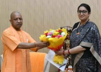 Smriti meets Yogi before going to Amethi