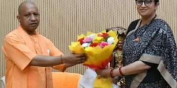 Smriti meets Yogi before going to Amethi
