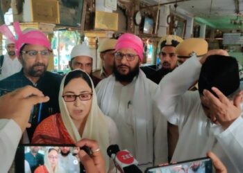 Andrabi presented Chadder at Ajmer Sharief Shrine on behalf of LG Sinha & prayed for peace in J&K
