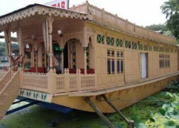 Govt. provides relief to Houseboat Owners and Shikarawalas