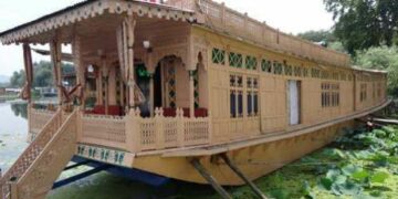 Govt. provides relief to Houseboat Owners and Shikarawalas
