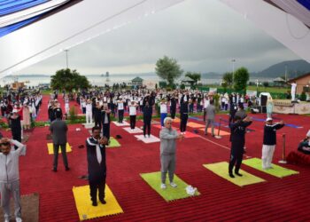 LG, Union MoS participate in int’l Day of Yoga at Dal Lake