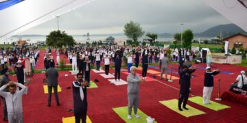 LG, Union MoS participate in int’l Day of Yoga at Dal Lake