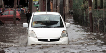 Bemina areas submerge in rainwater, people face lot of hardships