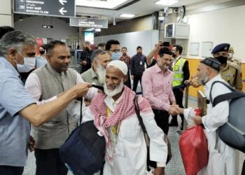First batch of 145 pilgrims return to Srinagar after performing Haj