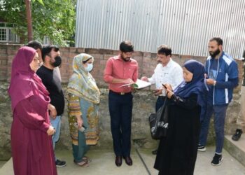 DC Ganderbal inspects Ayushman Bharat Registration process at various sites