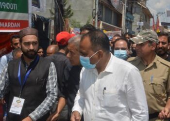 Syed Aijaz Kashani alongwith Shah e kidmat Trust and NGO Saaya Served water and Distributed Masks to the Mourners at Alamgari Bazar on 10th Muharram