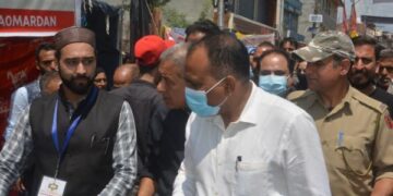 Syed Aijaz Kashani alongwith Shah e kidmat Trust and NGO Saaya Served water and Distributed Masks to the Mourners at Alamgari Bazar on 10th Muharram