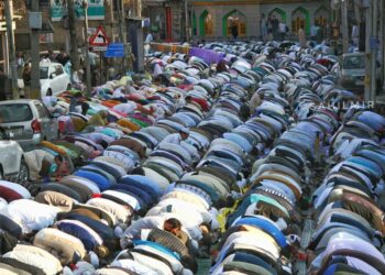 Thousands Offer ‘Khoja Digar’
