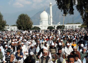 Thousands Throng Hazratbal On Friday Following Eid-e-Milad-un-Nabi (SAW)