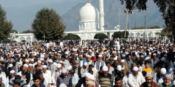 Thousands Throng Hazratbal On Friday Following Eid-e-Milad-un-Nabi (SAW)