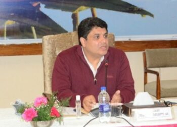 Sarmad Hafeez reviews preparations for winter season at Gulmarg