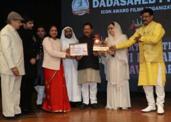 Dr Darakhshan Andrabi & businessman Aadil a Shivaji Maharaj Gaurav Award