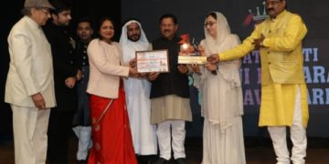 Dr Darakhshan Andrabi & businessman Aadil a Shivaji Maharaj Gaurav Award