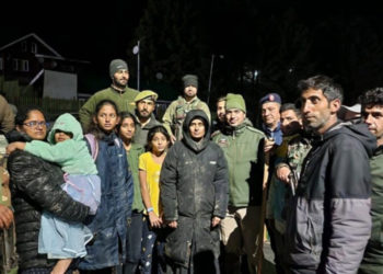 ‘Tourist Family Rescued from Kongdori Gulmarg’